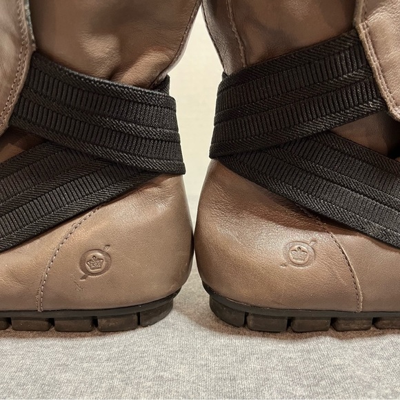 BORN women’s tan flat ankle booties. - Picture 7 of 15